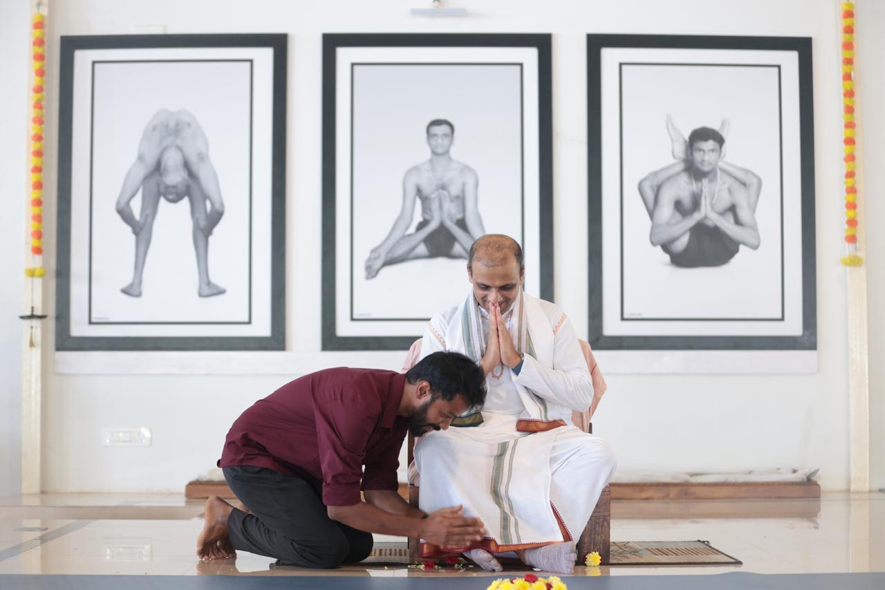 Srinivasa Reddy with Guru Sharath R. Jois
